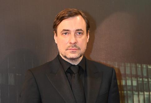 Евгений Цыганов склонил голову у портрета Юлии Снигирь