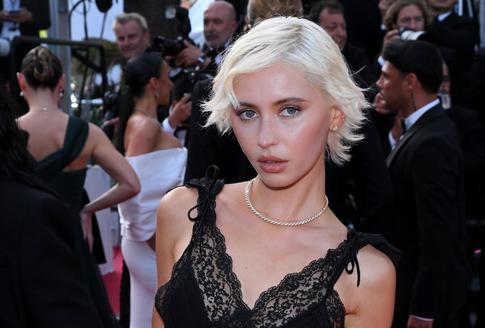 «Похожа на библиотекаря»: в Сети не оценили прозрачный наряд дочери Джуда Лоу