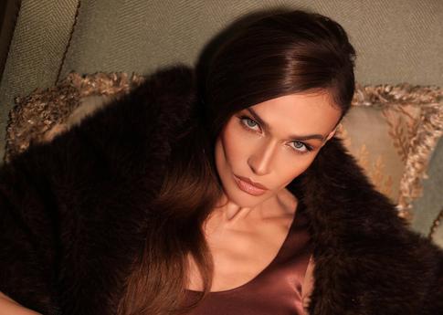 Алена Водонаева предстала в топе и трусах, посмеявшись над хейтерами своего пупка