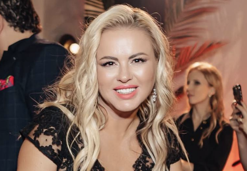 «Не очень счастлив»: Анна Семенович засняла скучающего на шопинге жениха