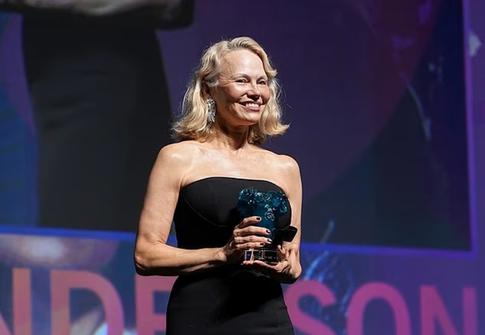 Памела Андерсон вышла в свет в обтягивающем черном платье без бретелек