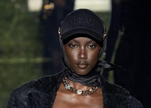 Модные шапки, береты и кепки — что носить осенью 2025