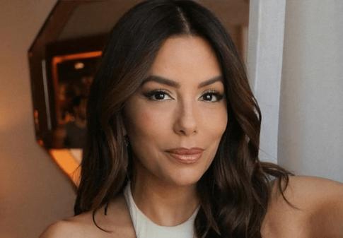 Еву Лонгорию заметили страстно целующейся с мужем после возвращения в США