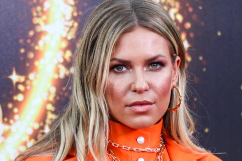 «Выглядит жутковато»: Рита Дакота показала швы на глазах после операции