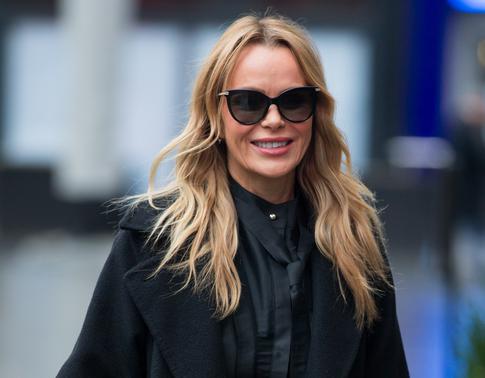 54-летняя Аманда Холден рассказала, как моментально убирает лишние сантиметры в талии