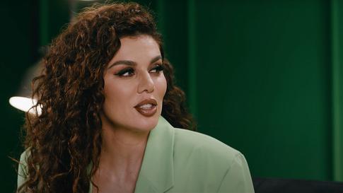 Анна Седокова попросила прессу не приписывать ей романы и объяснила, откуда у нее цветы