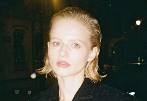 «Мяу»: Александра Бортич предстала в мини-юбке в школьном стиле