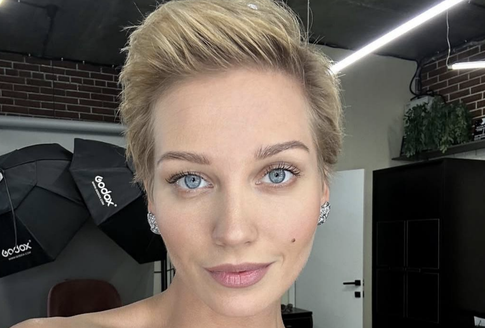 Асмус уехала в лес с загадочным мужчиной — фанаты гадают, кто он