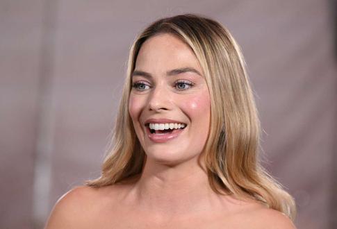 Недавно родившая Марго Робби вышла в свет в прозрачном платье с голой спиной