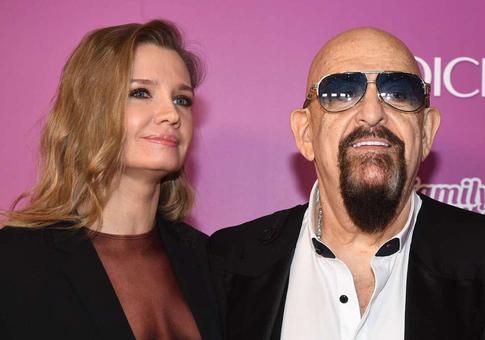 Дело не только в подарках: Шуфутинский раскрыл, чем балует молодую супругу