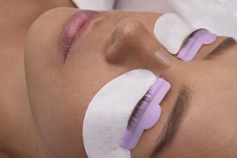 LED-наращивание ресниц: что это и почему считается будущим индустрии