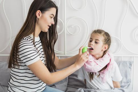 Спреи для горла: почему их не стоит давать маленьким детям