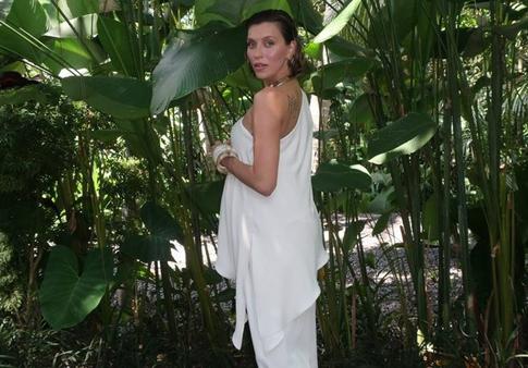 Регина Тодоренко призналась, что перенашивает ребенка и переживает из-за подозрений на гипоксию