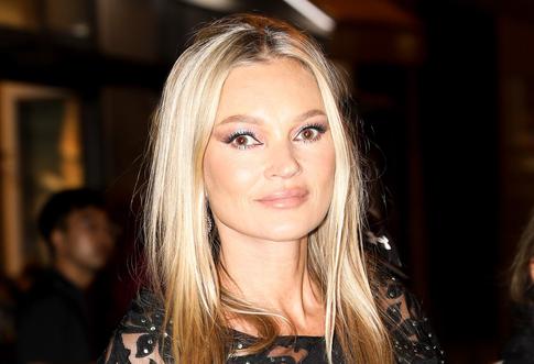 «Хранительница склепа»: в Сети обсудили наряд Кейт Мосс на Неделе моды