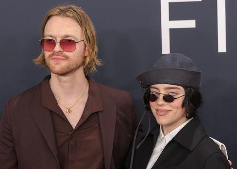 «Извращенец»: в Сети осудили брата Билли Айлиш, который женится на ее копии