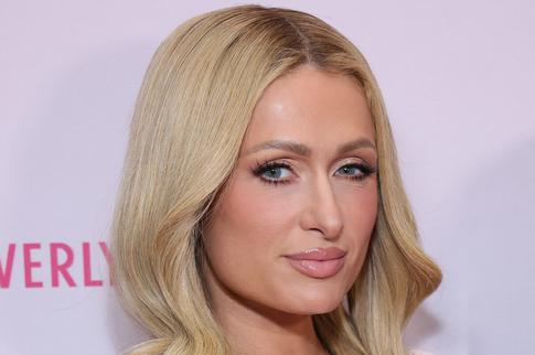 Иконы 00-х: фото Пэрис Хилтон и Бритни Спирс произвело фурор в Сети