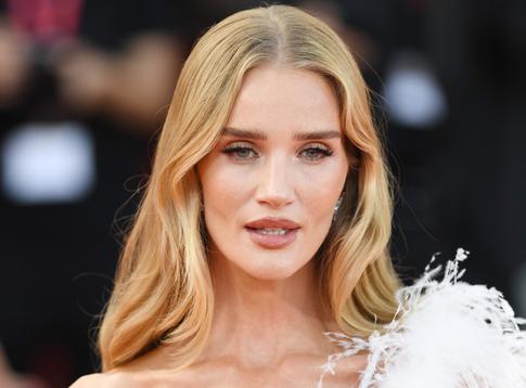 Облаченная в платье с перьями Роузи Хантингтон-Уайтли совершила морскую прогулку