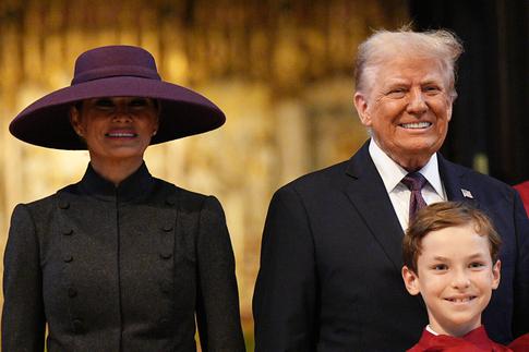 «Прикинулась торшером»: прилетевшая в Британию Мелания Трамп насмешила всех своей шляпой