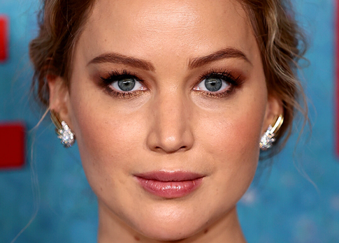 Поднимите мне веки: техники и советы визажиста, которые визуально откроют глаза