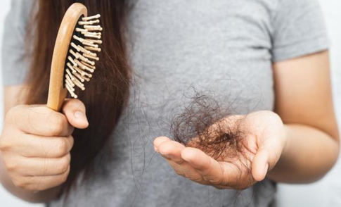 Гормоны, дефициты, стресс: как вернуть густоту волос после 40 лет