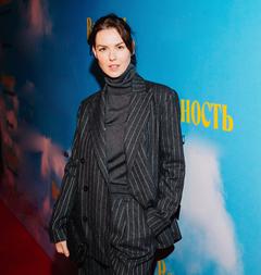 Взрослый сын Децла и элегантная Лянка Грыу на светской премьере