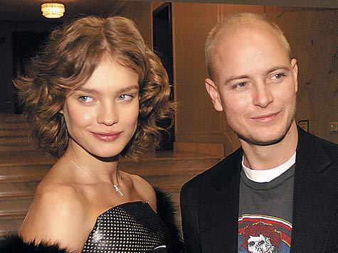 У одних звезд уводят мужей, а других «раздевают» в аэропорту