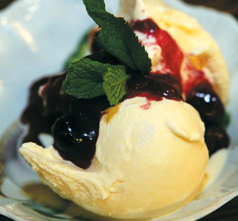 Мороженое из козьего йогурта с ягодным соусом