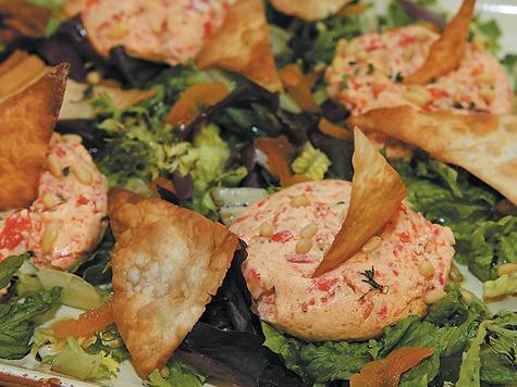 Чизкейки со сладким перцем на листьях салата