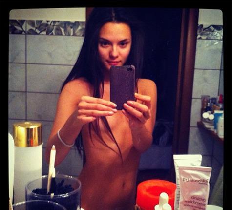 Катя Ли выложила в блоге фотографию топлес