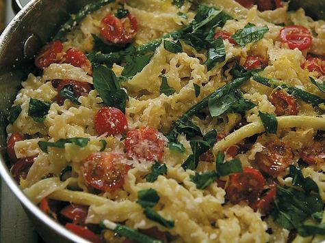 Макароны со стручковой фасолью и помидорами