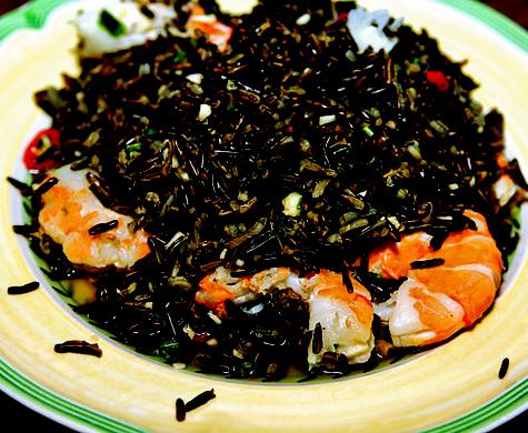 Салат из дикого риса с креветками