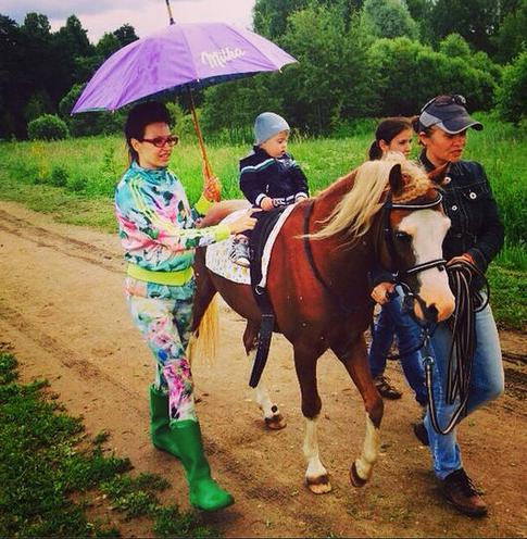 Сын Эвелины Бледанс стал ковбоем