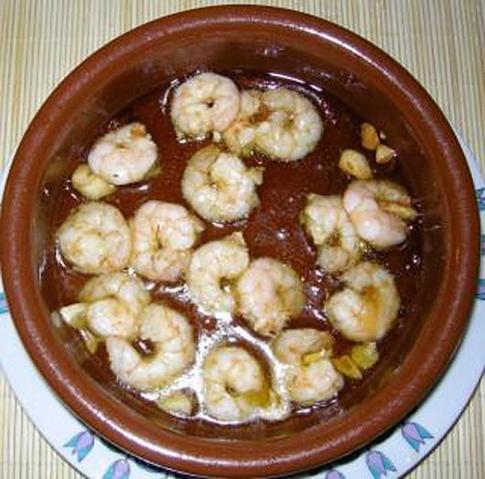 Осенний ужин с горячим вином и креветками