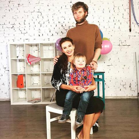 Эвелина Блёданс познакомила своих сыновей