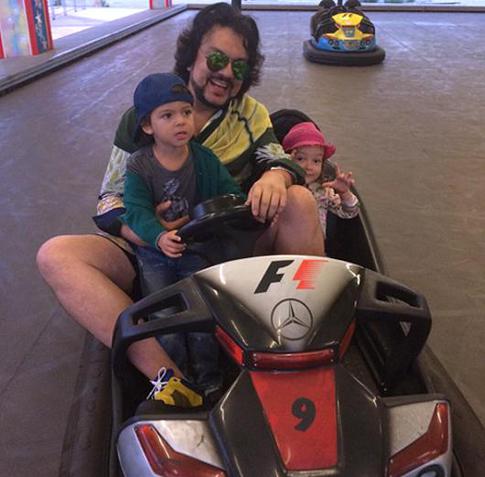 Киркоров с детьми попрощался с летом