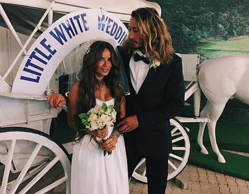 Айза Долматова снова вышла замуж