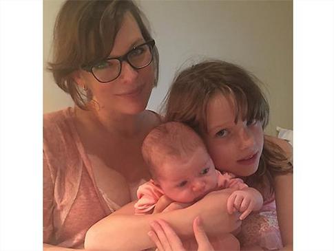 Милла Йовович спит в одной кровати с семилетней дочкой