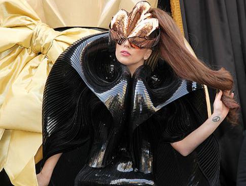 Леди Гага будет ездить на золоте