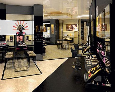 В Москве открылся парфюмерно-косметический бутик Chanel