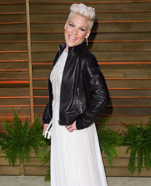 Пинк полностью разделась ради благой цели