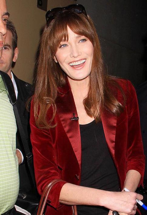 Супруга Николя Саркози начинает мировое турне