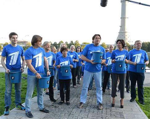 Телеведущие поучаствовали в Ice Bucket Challenge