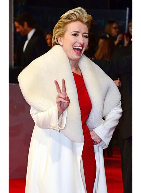 Эмма Томпсон примерила «шуточное» пальто