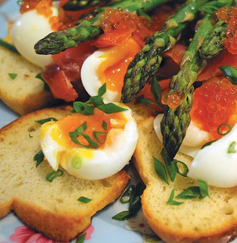 Изысканный перекус: Тосты с яйцом, спаржей и семгой