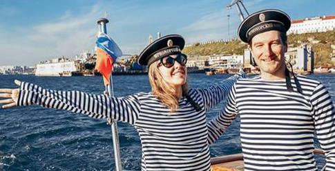 Ксения Собчак разделась на фоне российского флага