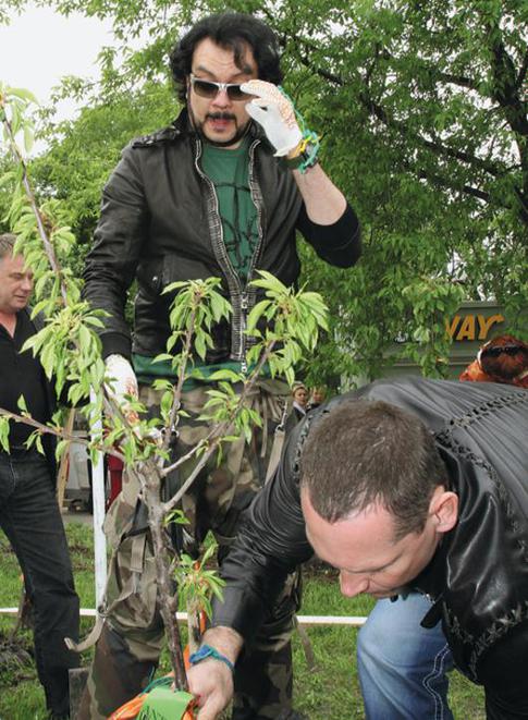 Звезды шоу-бизнеса вооружились лопатами