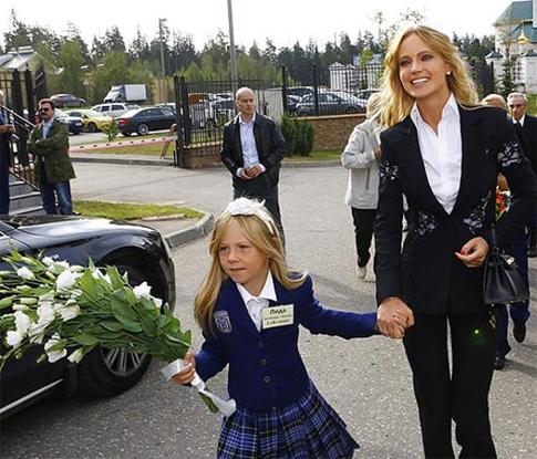 Звезды отправили детей в школу