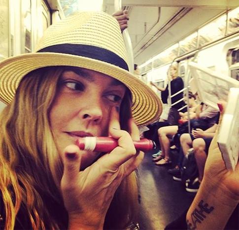 Дрю Бэрримор спустилась в метро