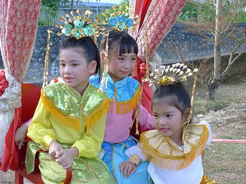 Записки тайской мамочки: «В дни фестиваля местные жители сжигают 'деньги ада»