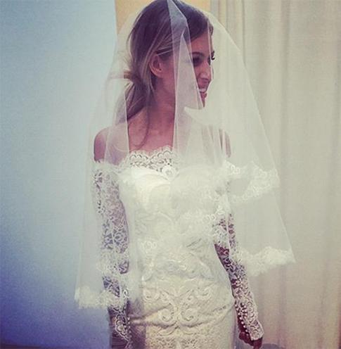 Рита Дакота выбрала свадебное платье